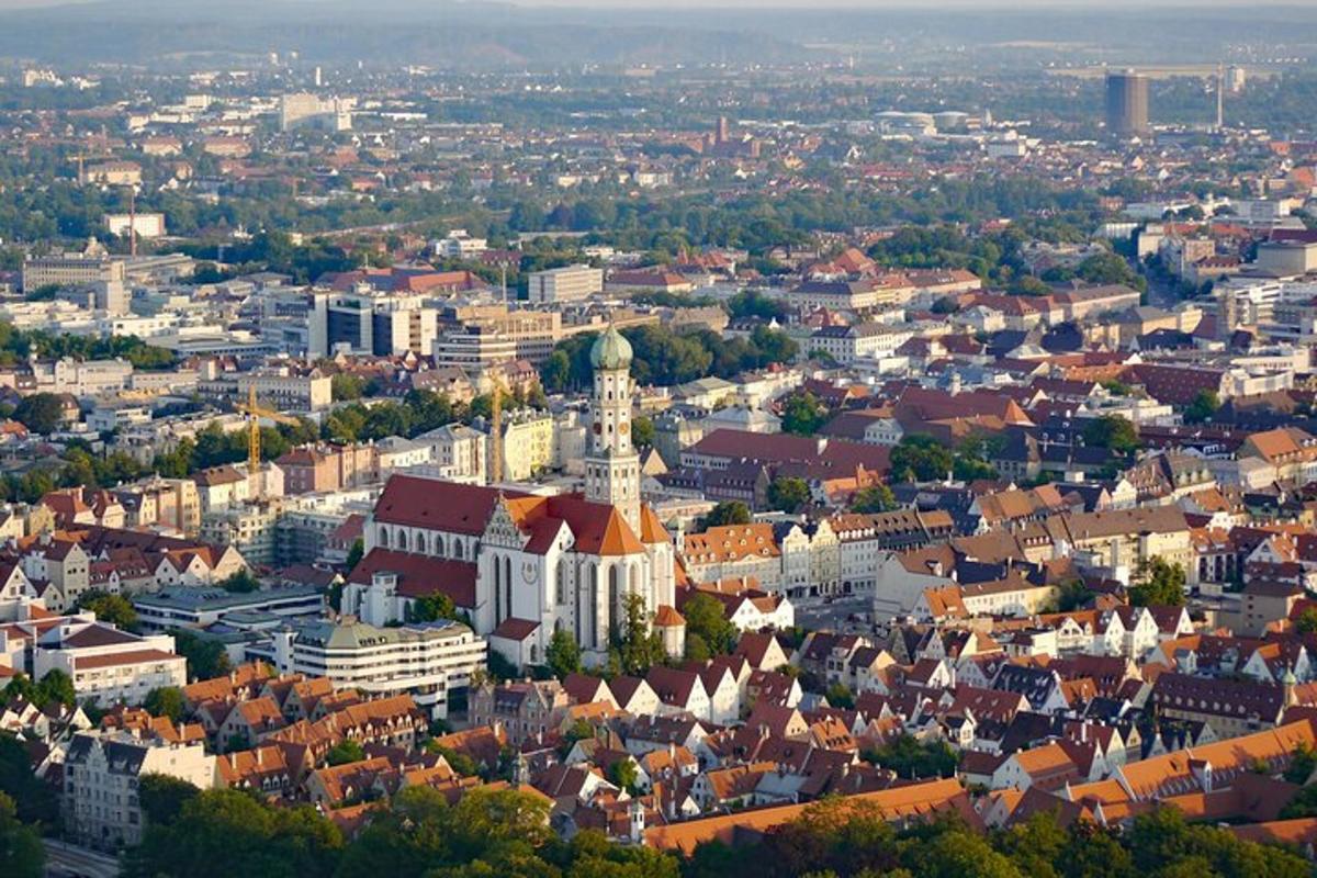 Letecký pohled na město s kostelem