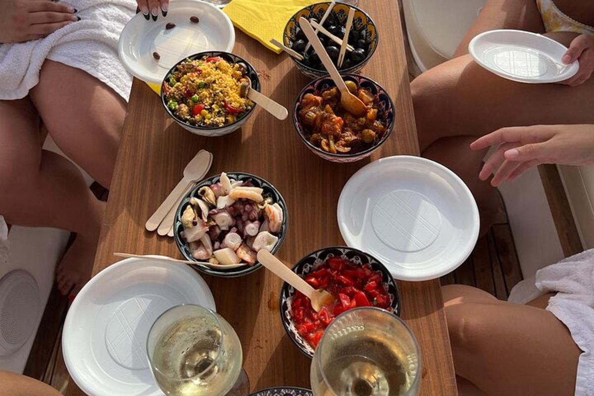 Un grupo de personas sentadas alrededor de una mesa con comida.