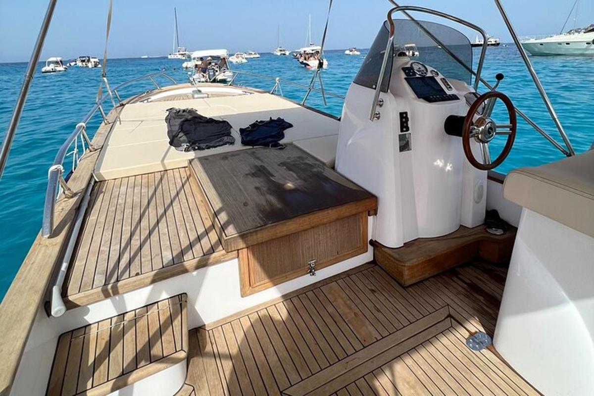un barco con cubierta de madera en el agua
