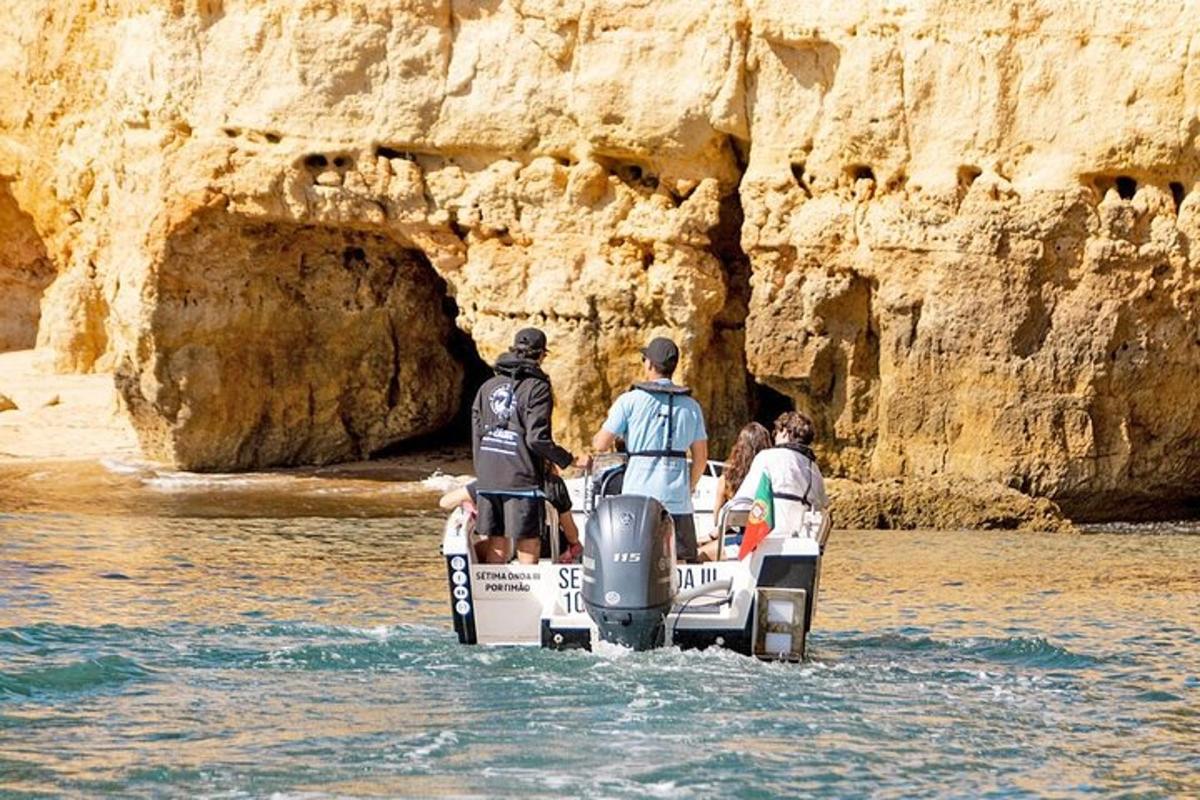 un grupo de personas en un barco en el agua