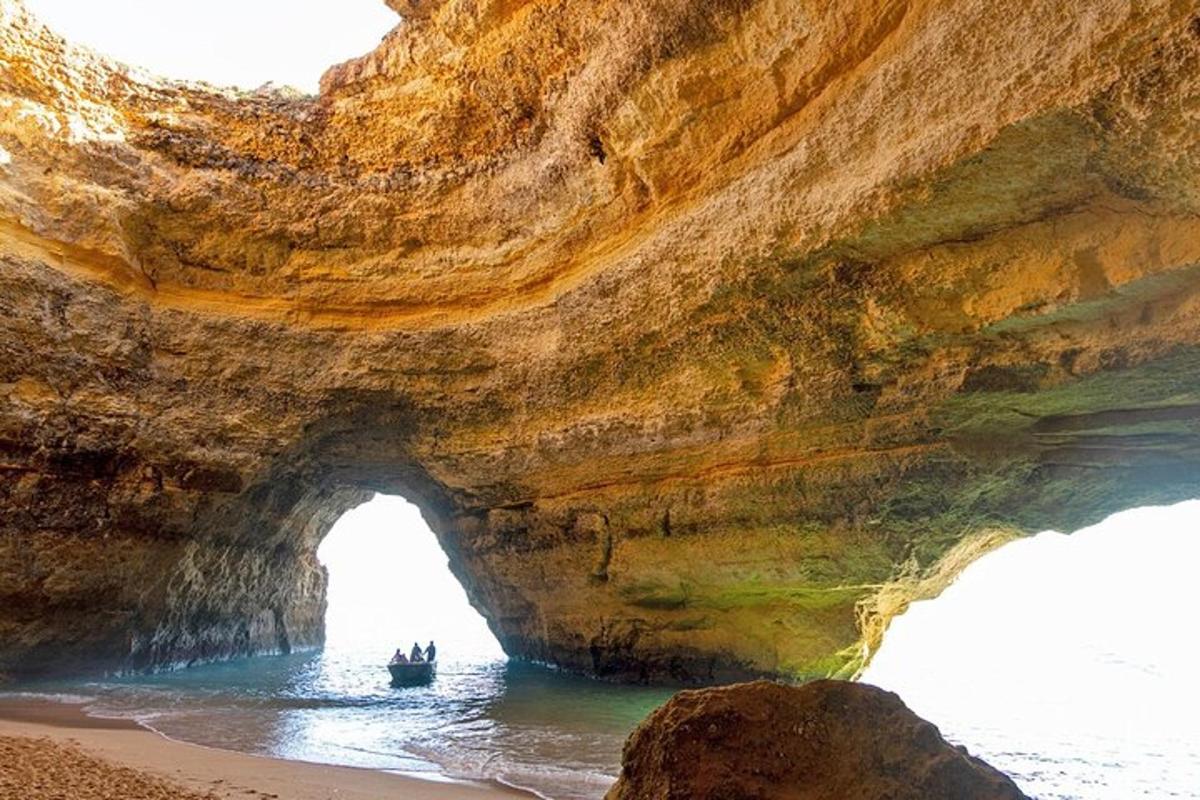 un barco en una cueva en la playa