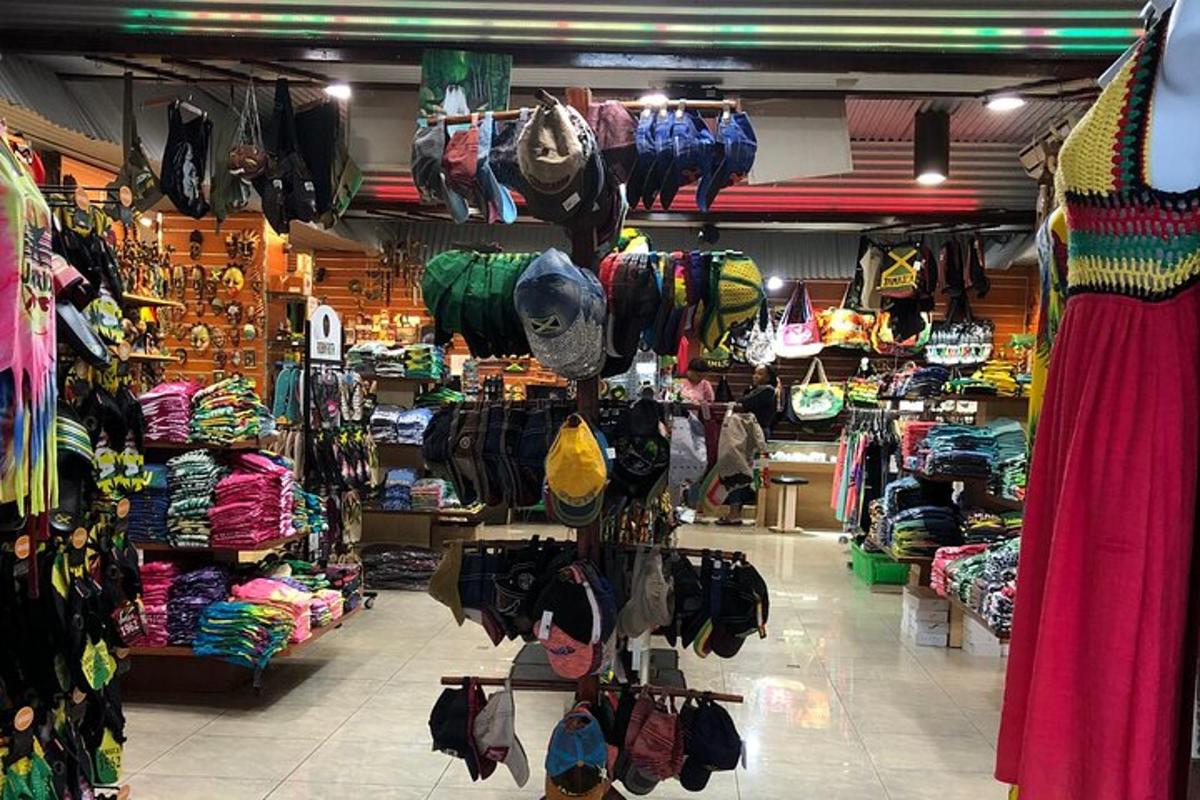 uma loja cheia de roupas e chapéus