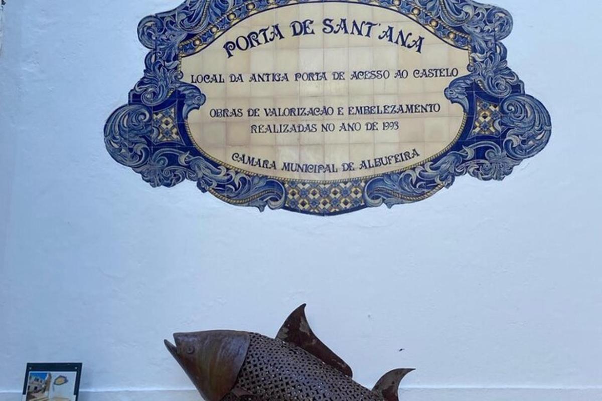 uma placa pendurada na parede com um peixe nela