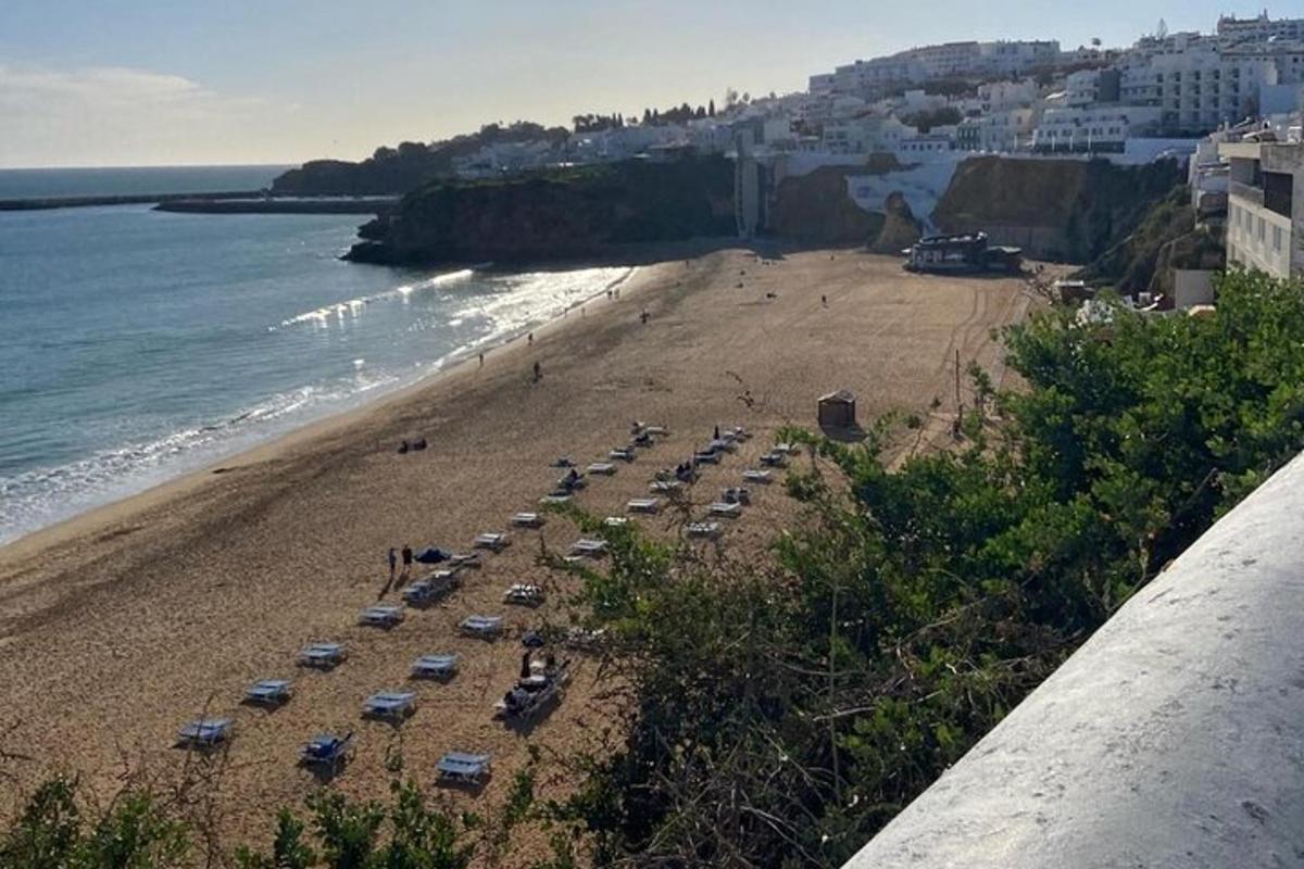 uma praia com vários guarda-sóis e o oceano