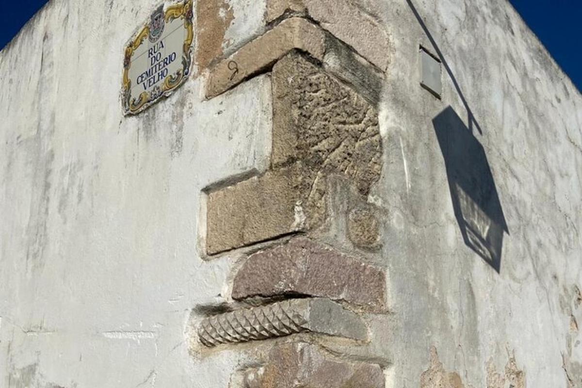 um edifício de pedra com uma placa na lateral
