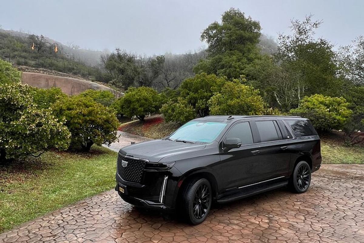 černé SUV zaparkované na kamenné cestě