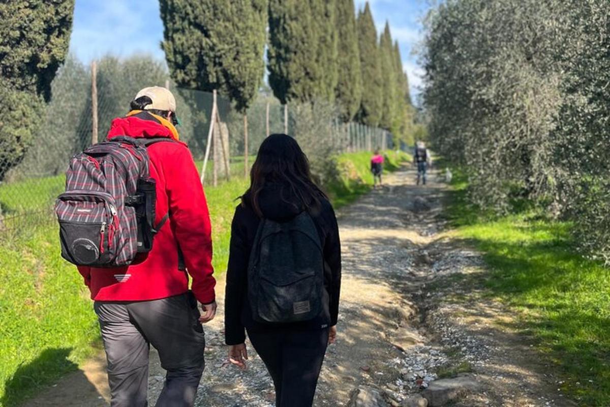 un parell de persones caminant per un camí de terra