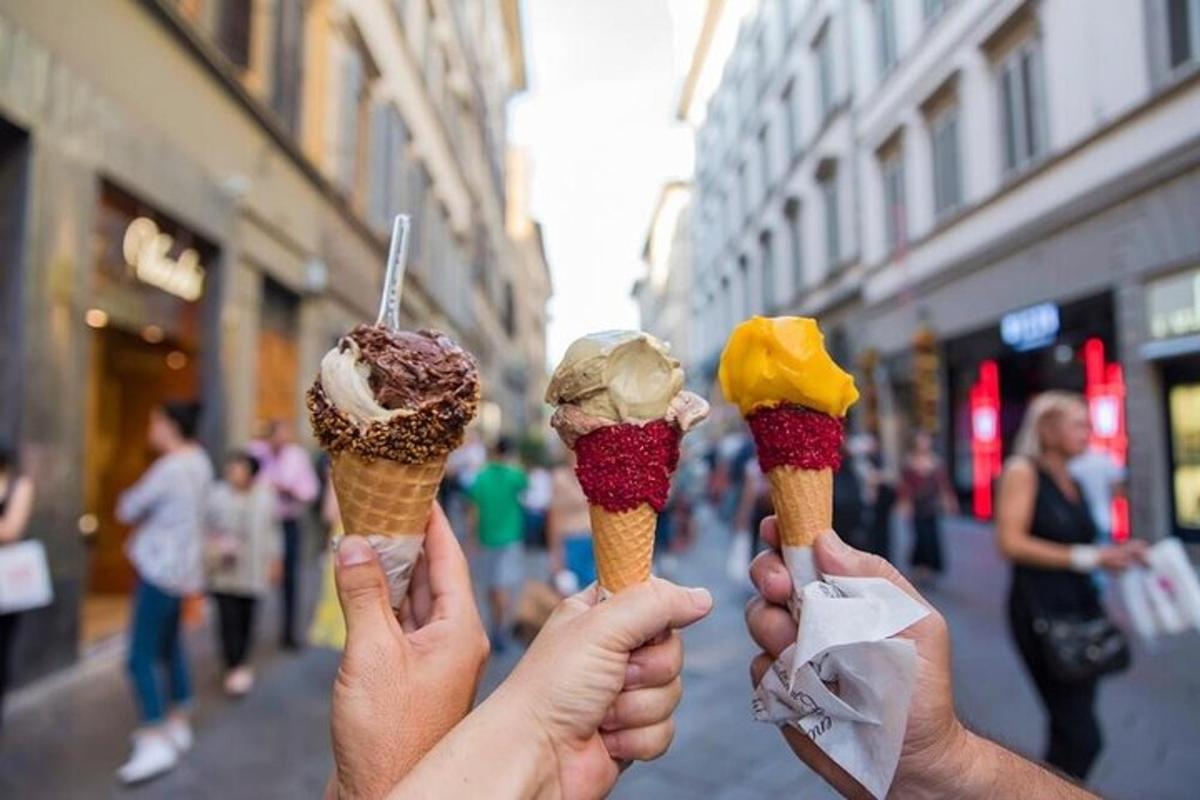 dva lidé držící zmrzlinové kornouty na ulici