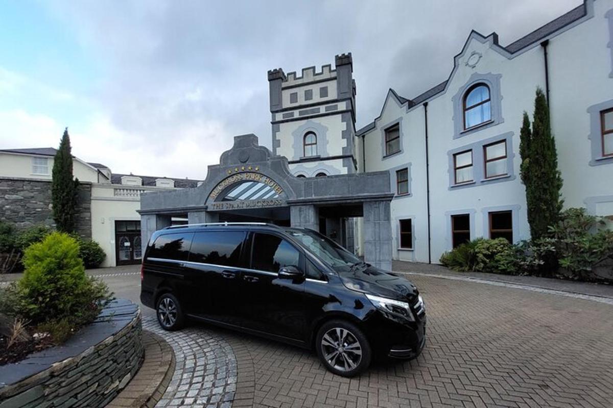 een zwarte bestelwagen geparkeerd voor een gebouw