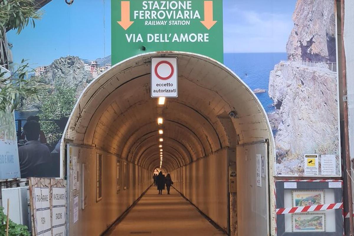 en tunnel med folk som går gjennom den med et skilt