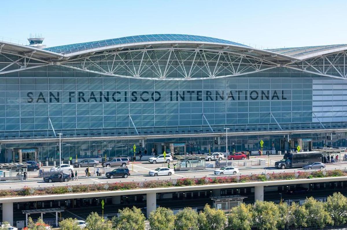 sebuah bangunan dengan papan tanda bertulis antarabangsa san francisco