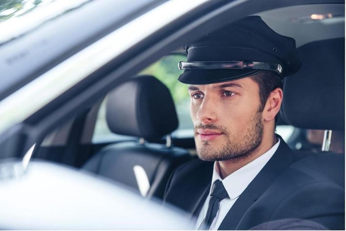 seorang lelaki beruniform duduk di dalam kereta