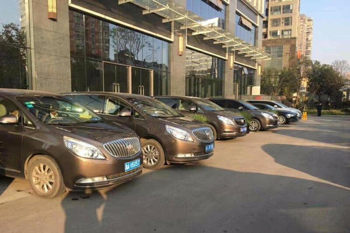 una fila di auto parcheggiate in un parcheggio