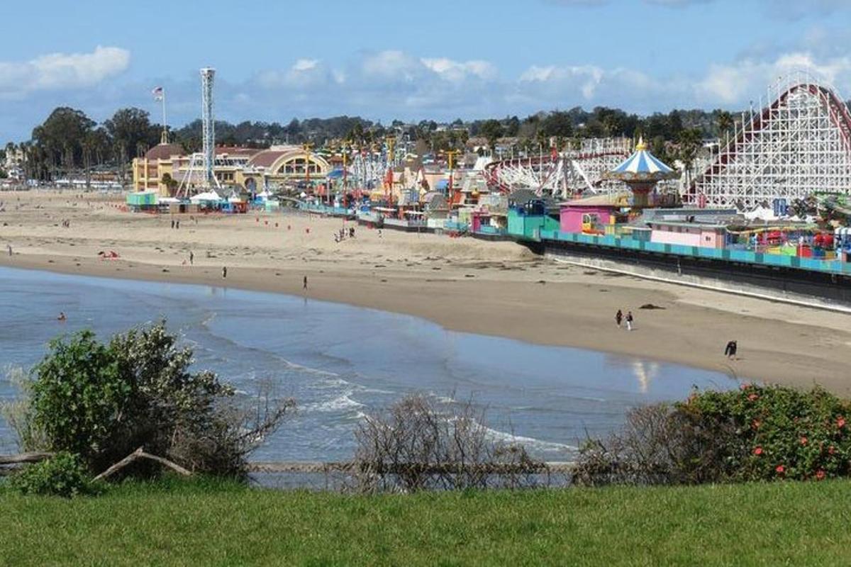 pantai dengan taman hiburan dan bianglala