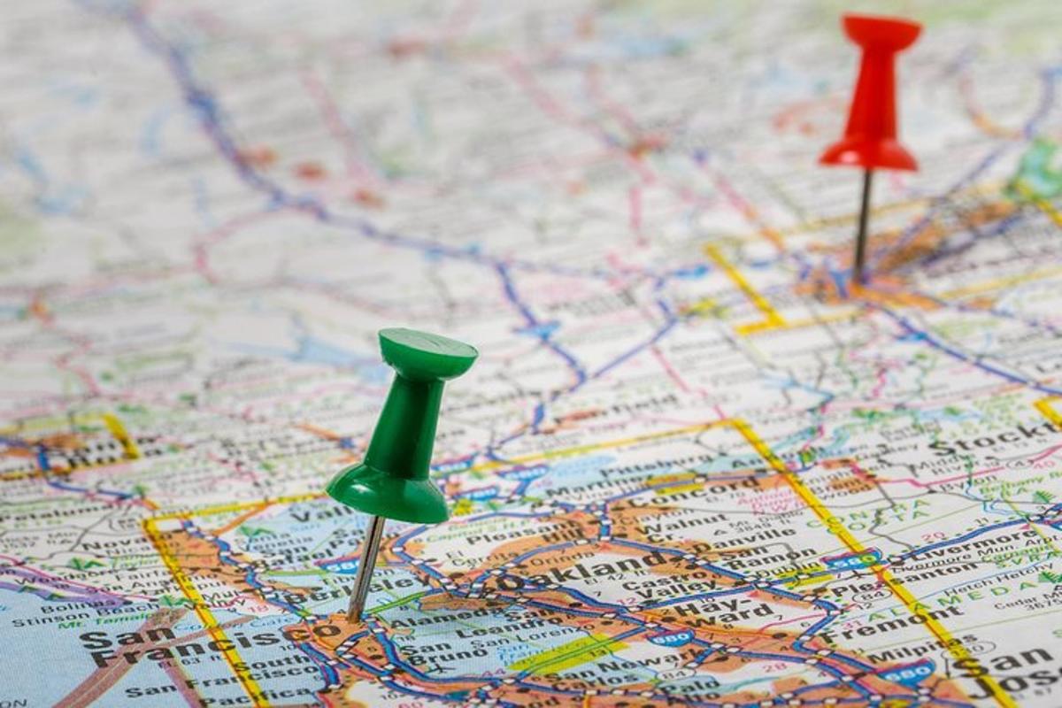 dos punteros verdes en un mapa