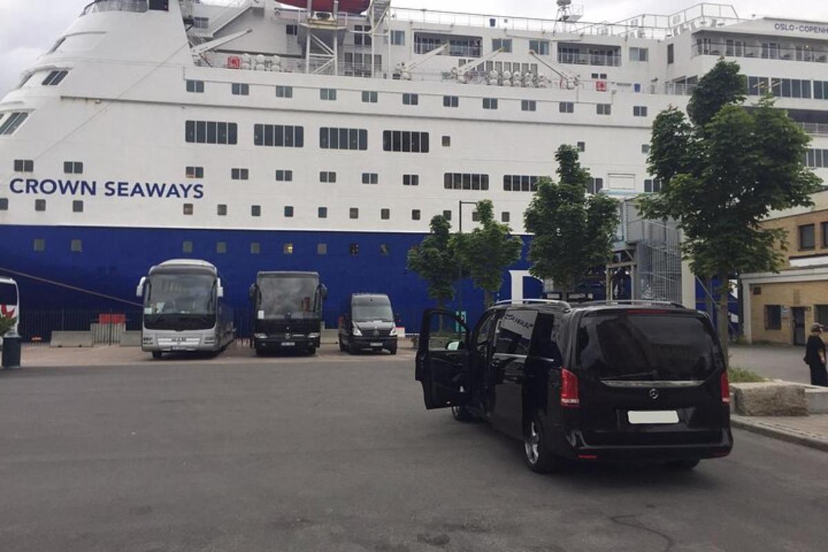sebuah kapal persiaran besar dengan kereta diletakkan di hadapannya