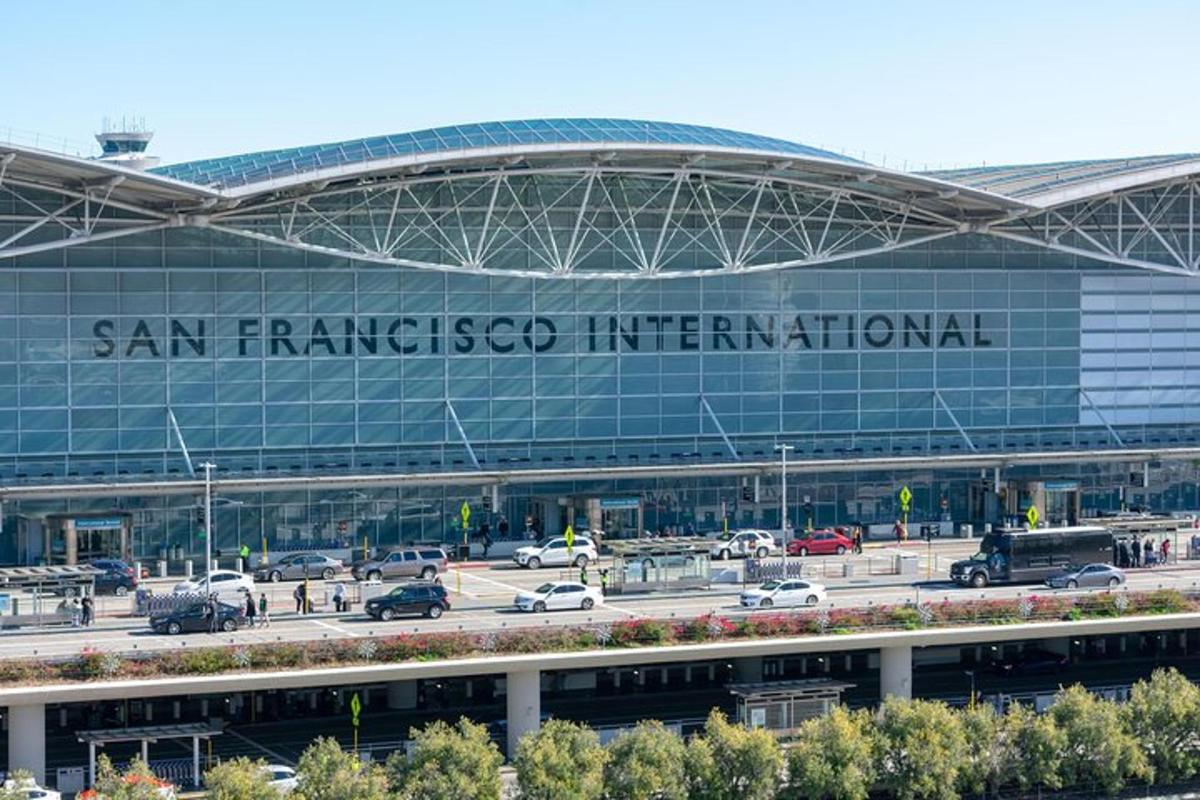 sebuah bangunan dengan papan tanda bertulis antarabangsa san francisco