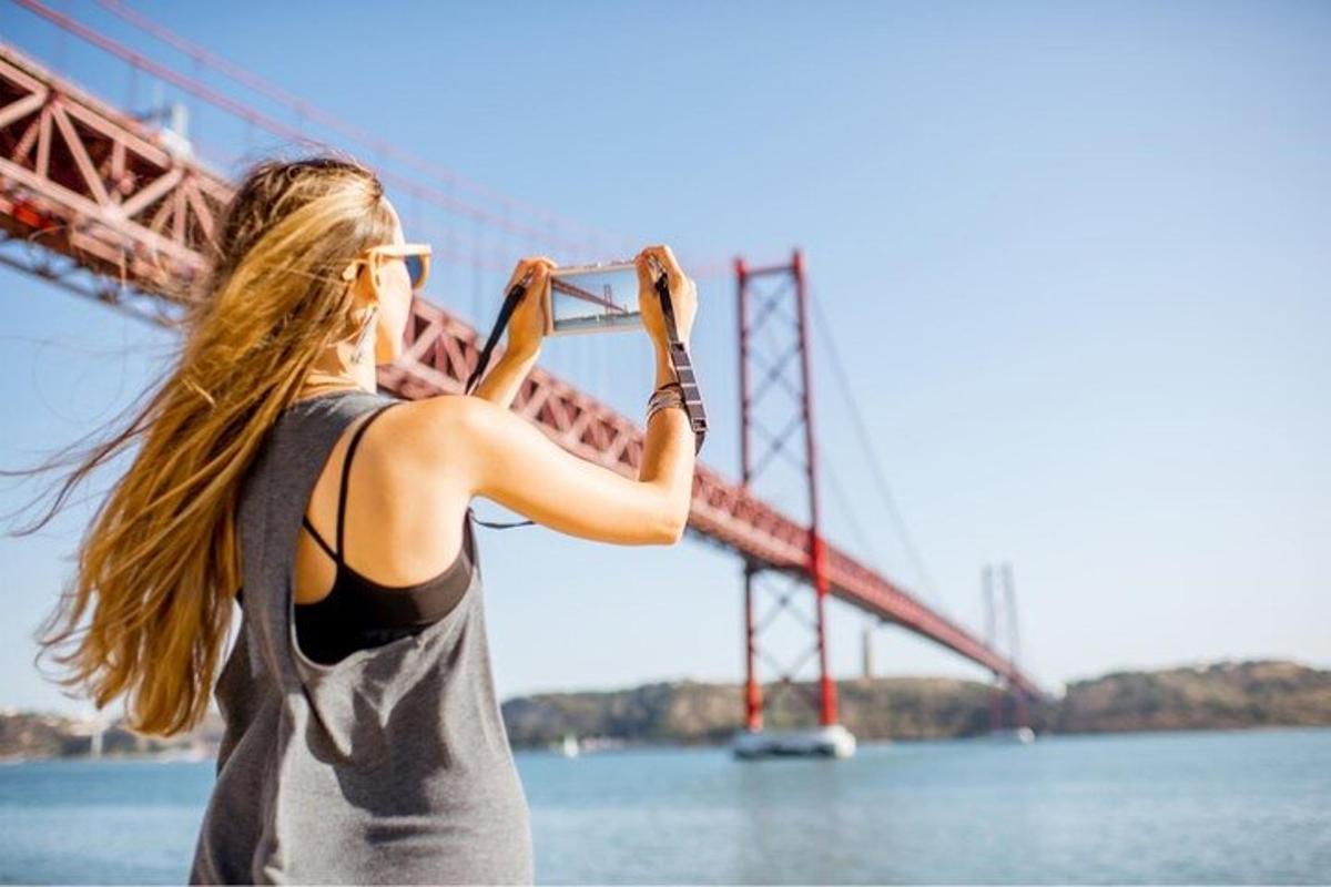 una donna che scatta una foto di un ponte
