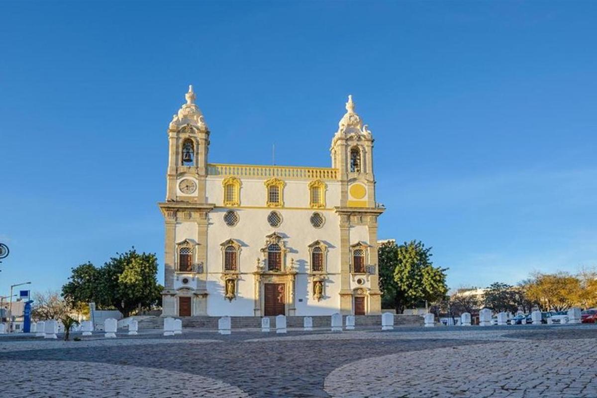 um grande edifício amarelo com uma torre do relógio