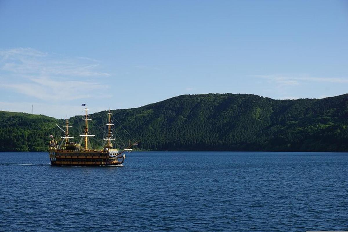 um grande barco no meio de um grande lago