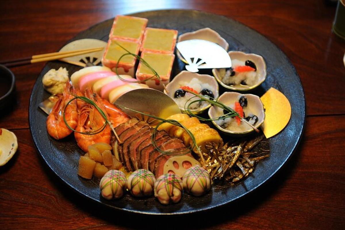um prato de comida em uma mesa de madeira