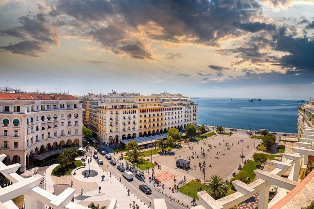 pogled iz zraka na grad s oceanom