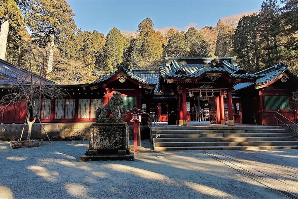 um templo com uma estátua em frente a um prédio