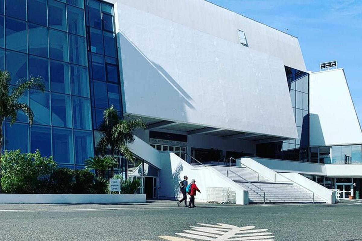 dua orang berjalan di depan sebuah gedung