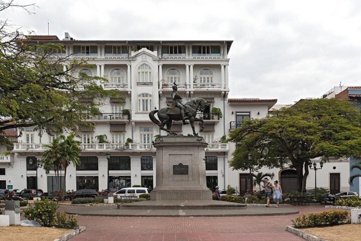 o statuie în fața unei clădiri mari și albe