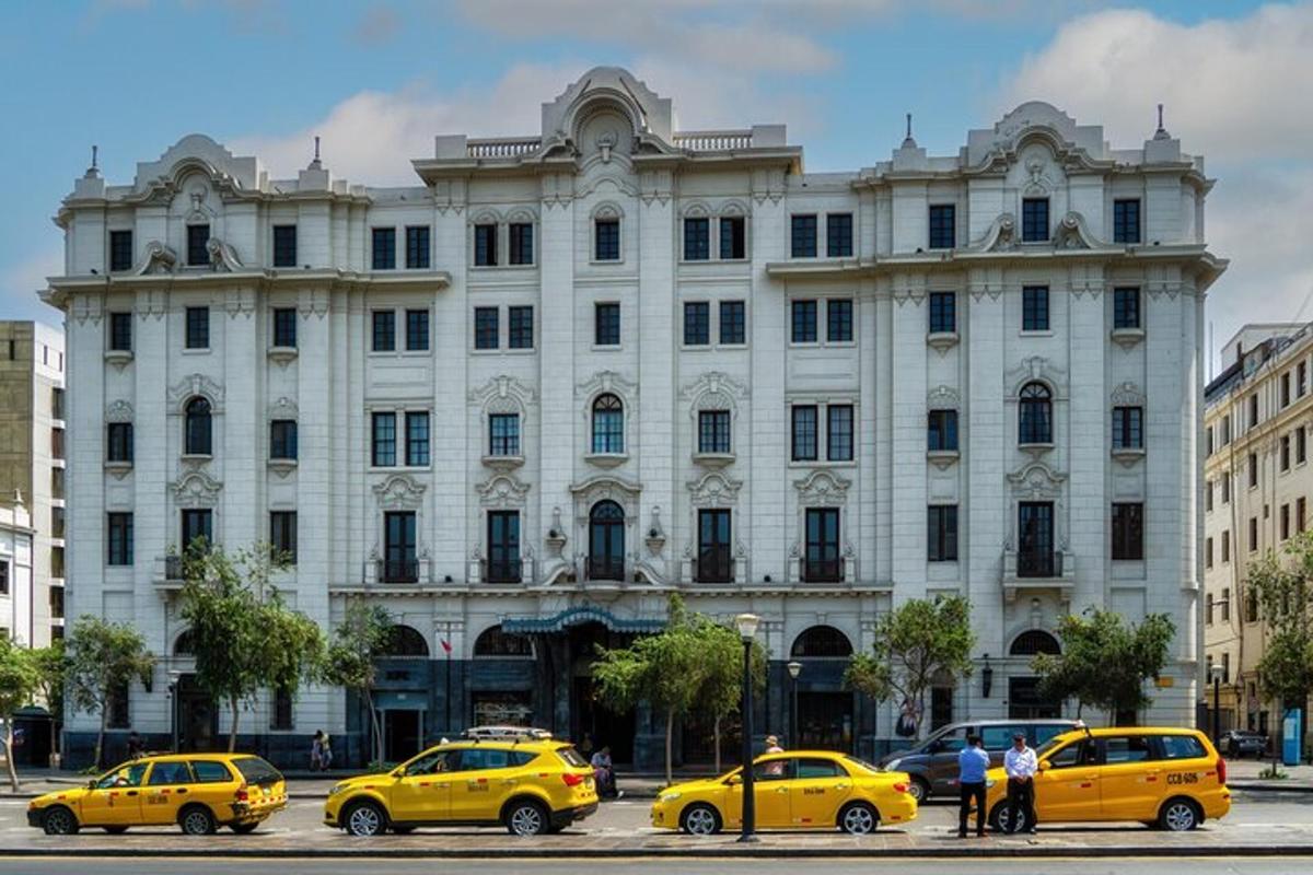 μια ομάδα ταξί παρκαρισμένων μπροστά σε ένα κτίριο
