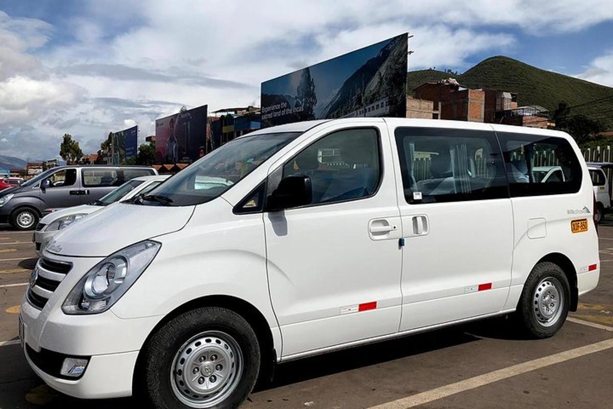 uma van branca estacionada em um estacionamento