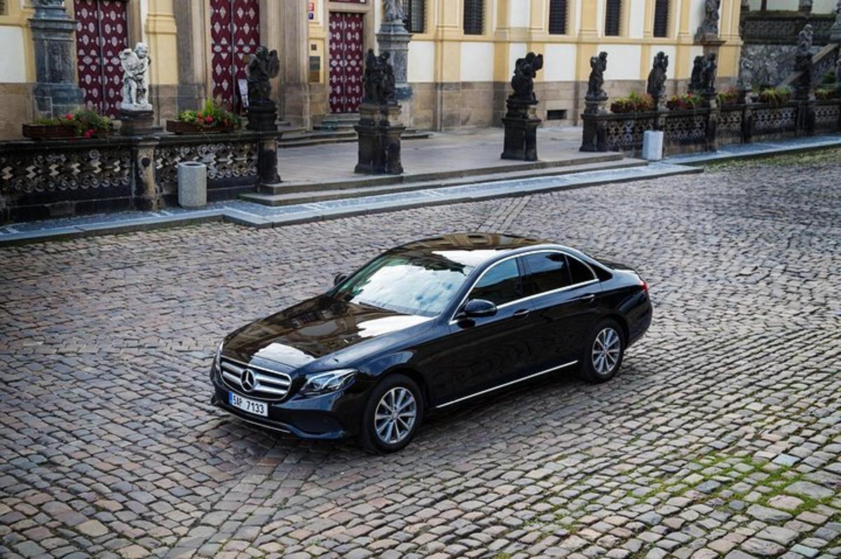 černé auto zaparkované na cihlové ulici