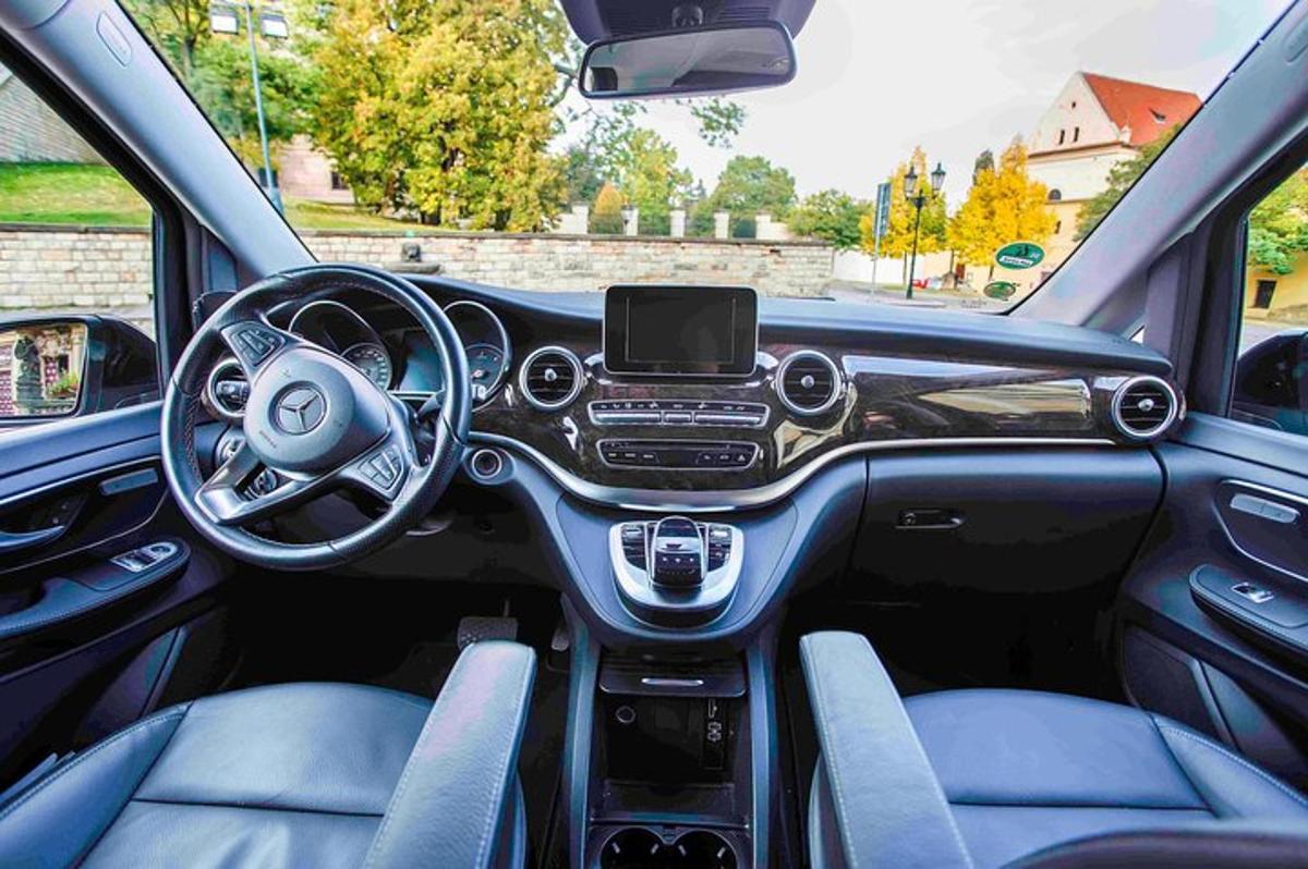 pohled na volant a palubní desku automobilu