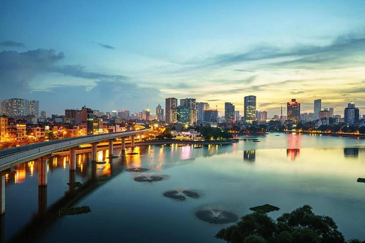 đường chân trời của thành phố với một cây cầu bắc qua sông