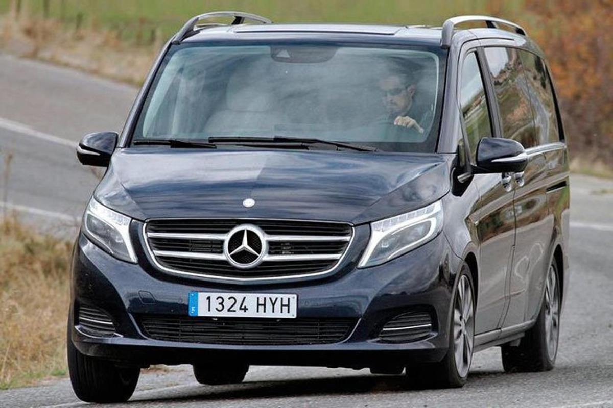 ein Mann, der ein Auto auf einer Straße fährt