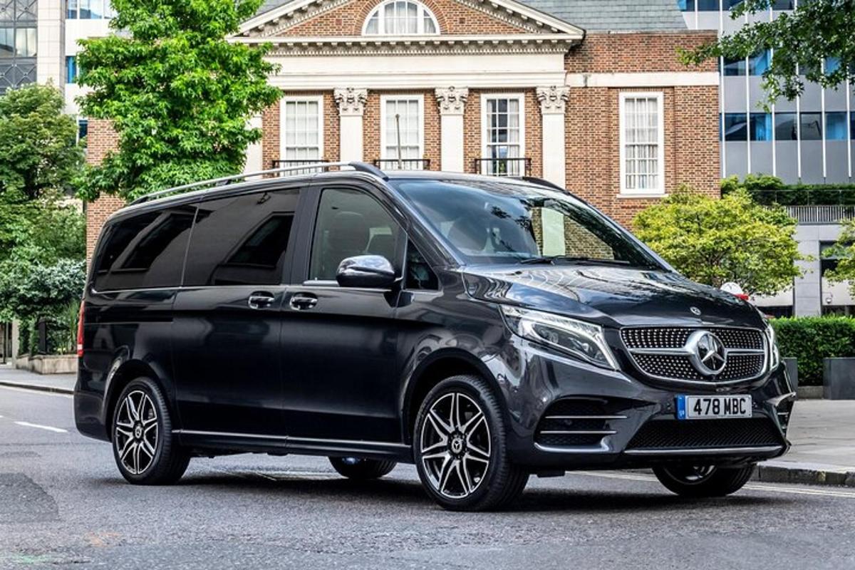 un minivan Mercedes Benz nero parcheggiato su una strada