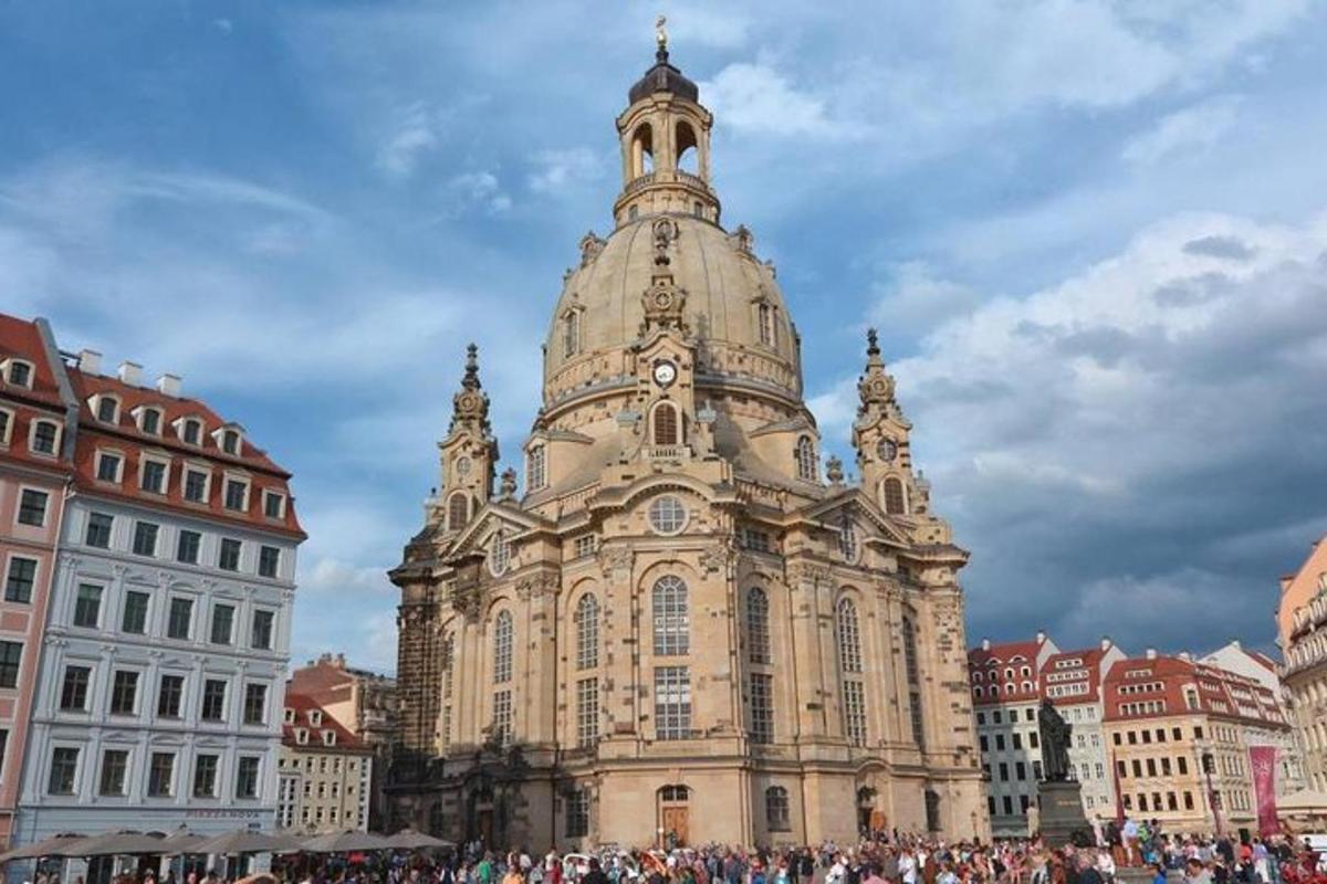 um grande edifício com uma torre do relógio no topo