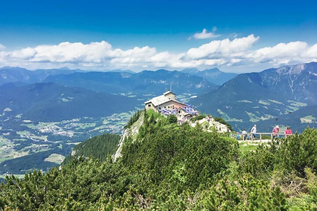 sebuah rumah di atas bukit di atas gunung
