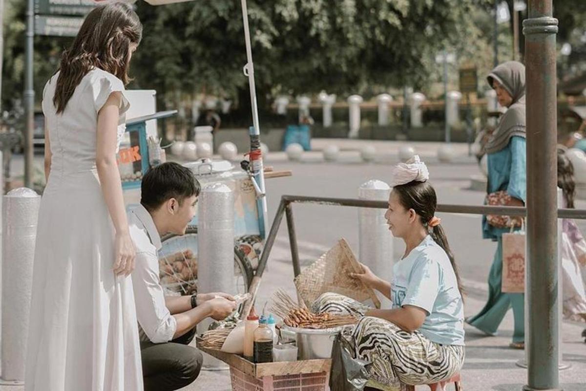 un home i una dona venent menjar en un mercat