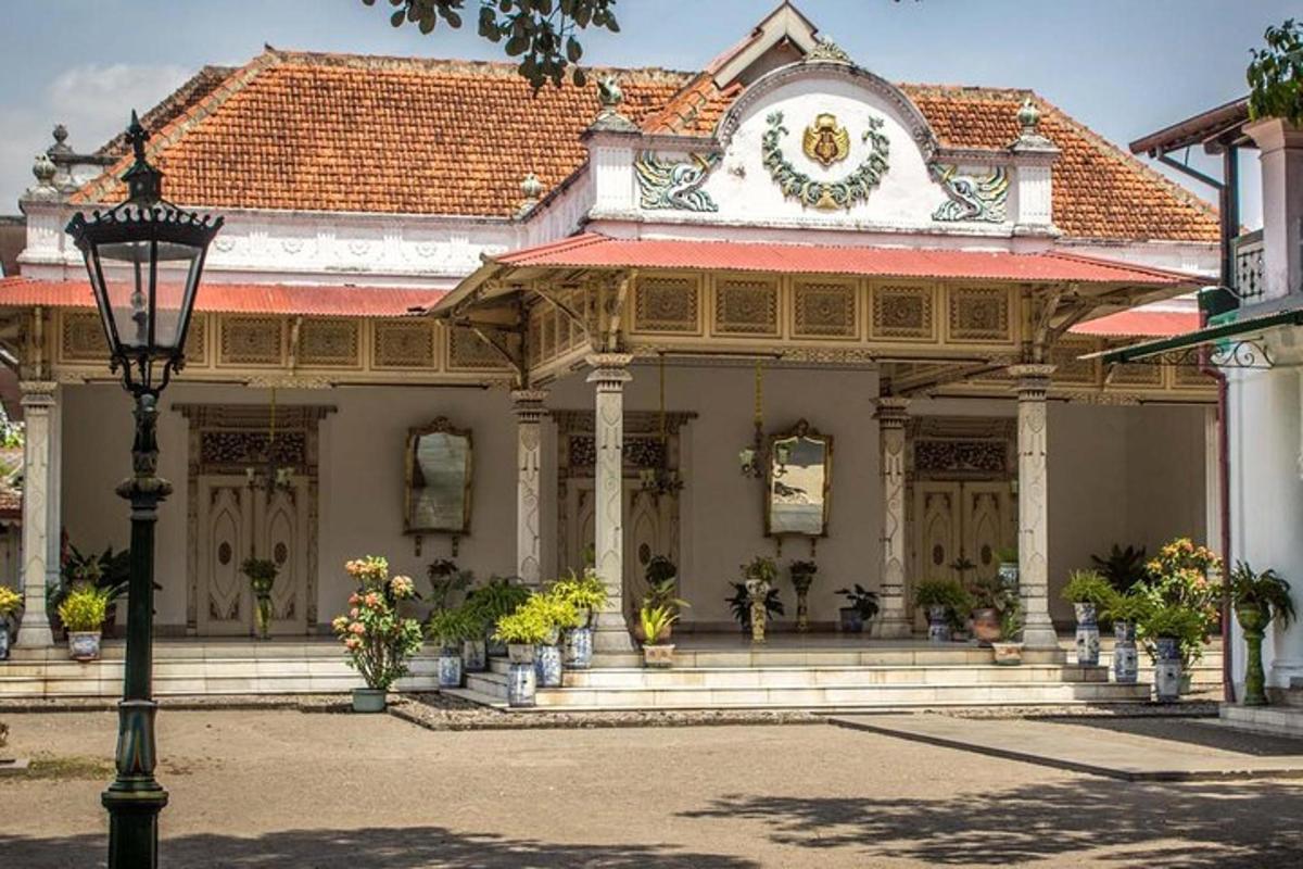 zgrada s uličnom rasvjetom ispred nje