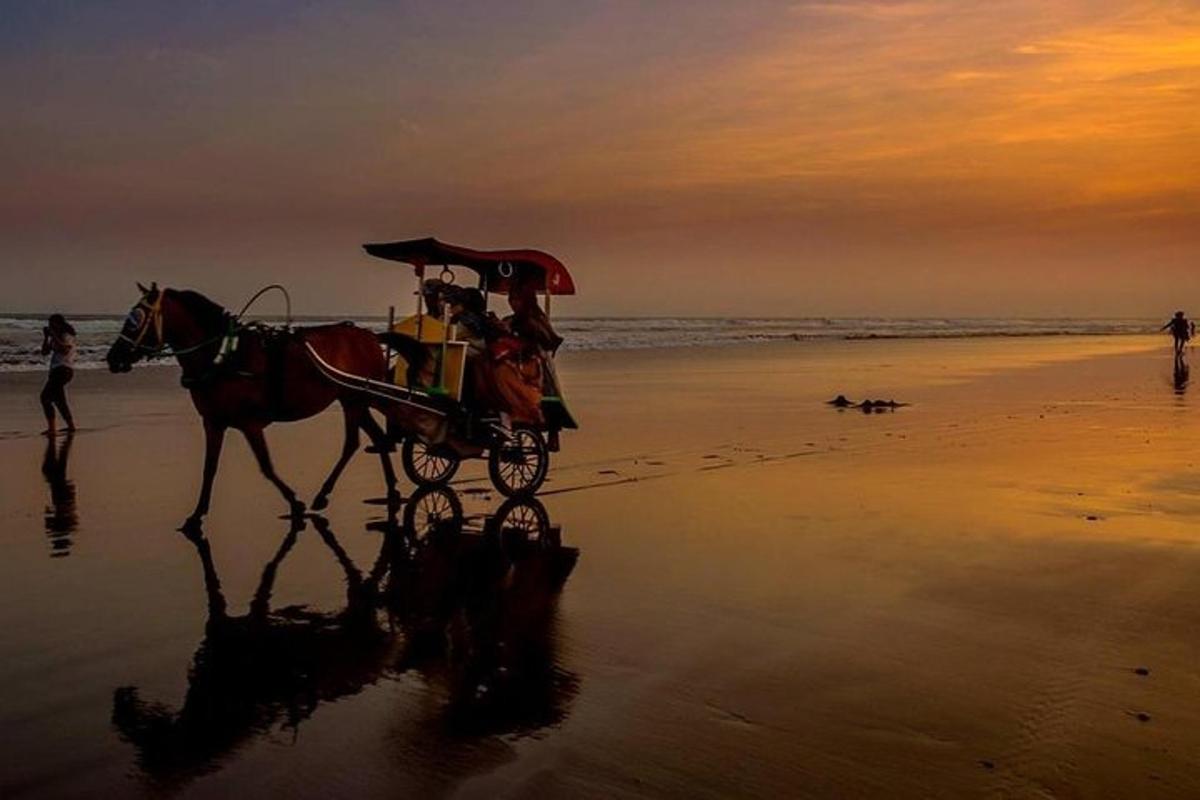 una carrozza trainata da cavalli sulla spiaggia al tramonto