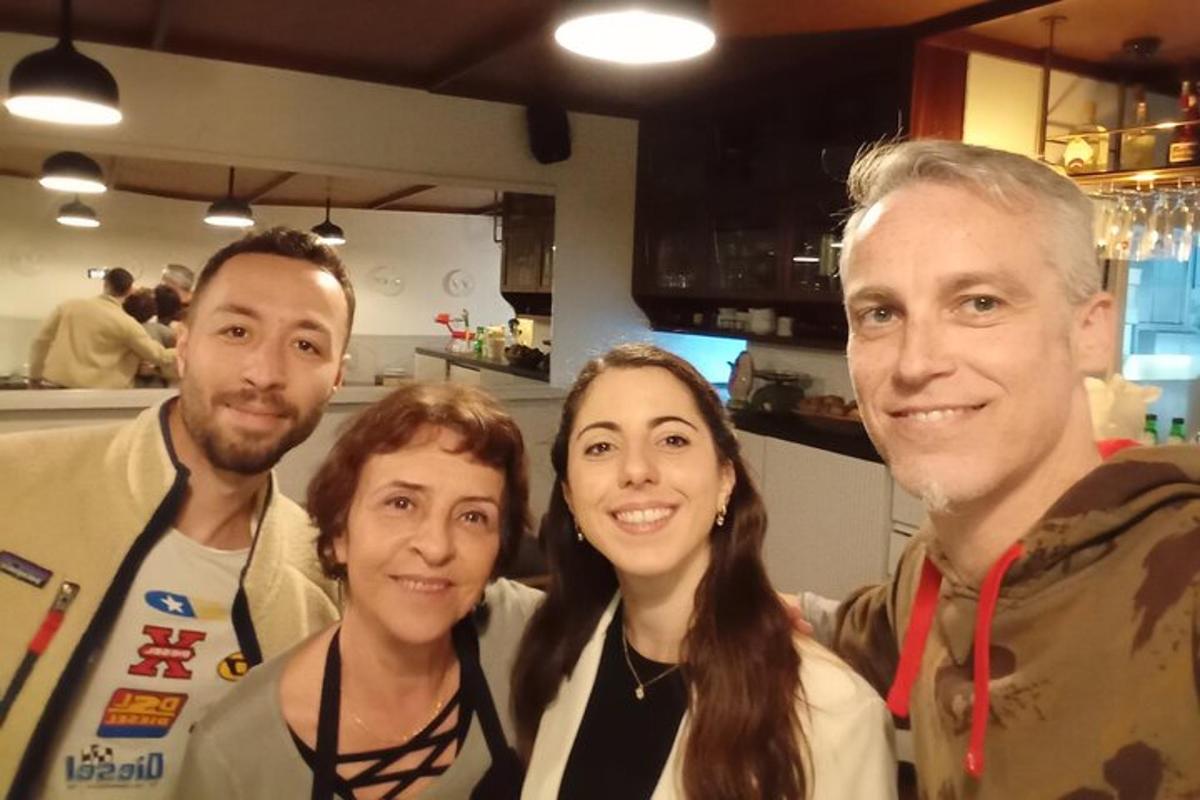 skupina lidí pózujících pro fotografii