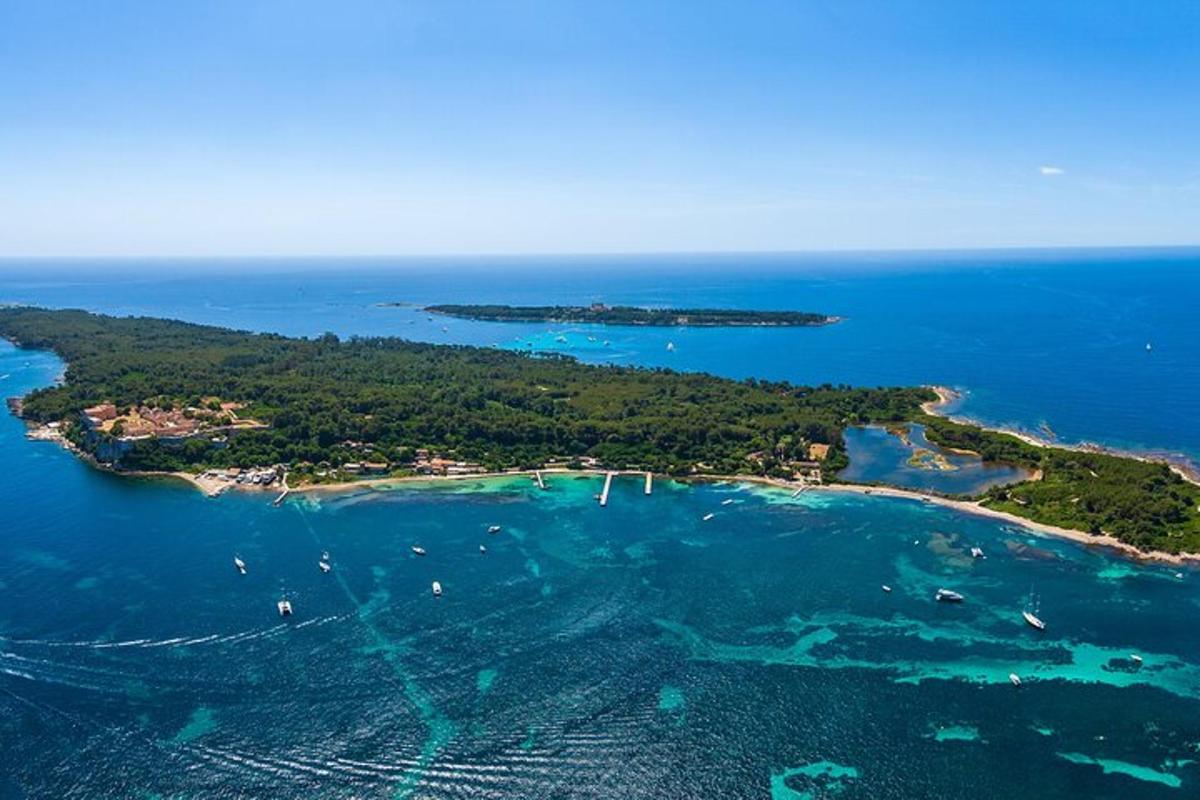 una vista aerea di un'isola nell'oceano