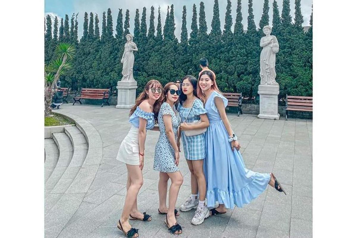 un grup de noies posant per a una foto davant d'una font