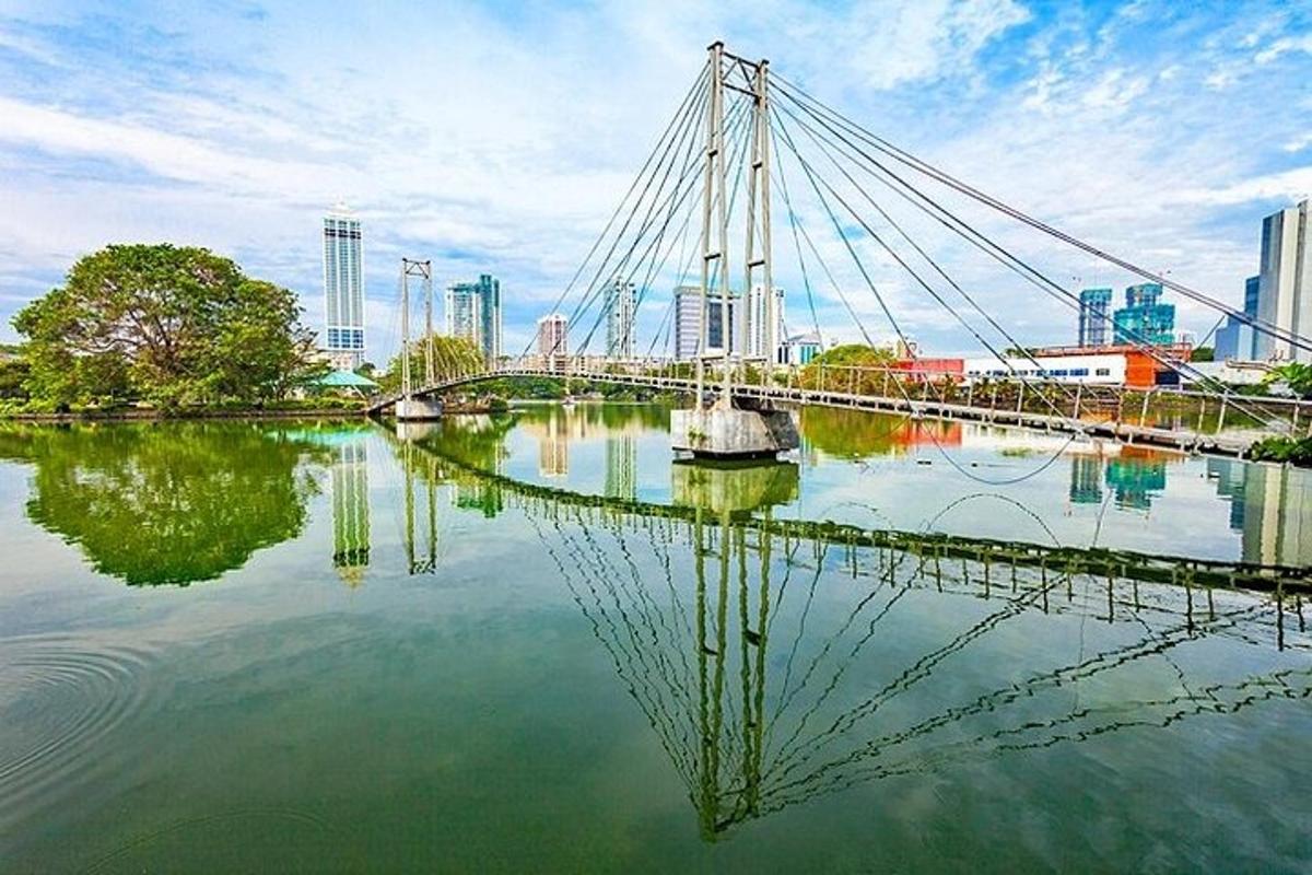 جسر فوق نهر مع مدينة في الخلفية