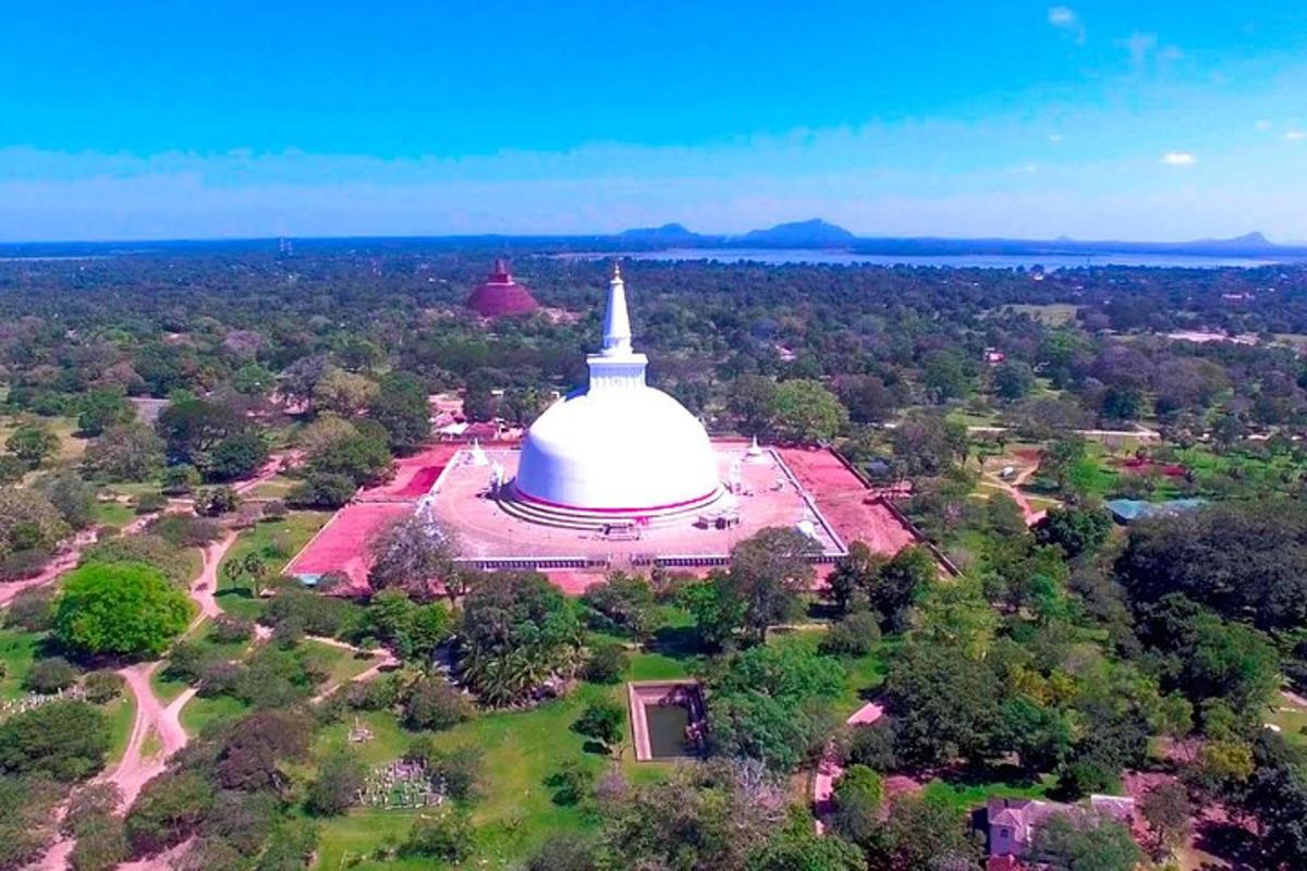 una vista dall'alto di un grande tempio bianco