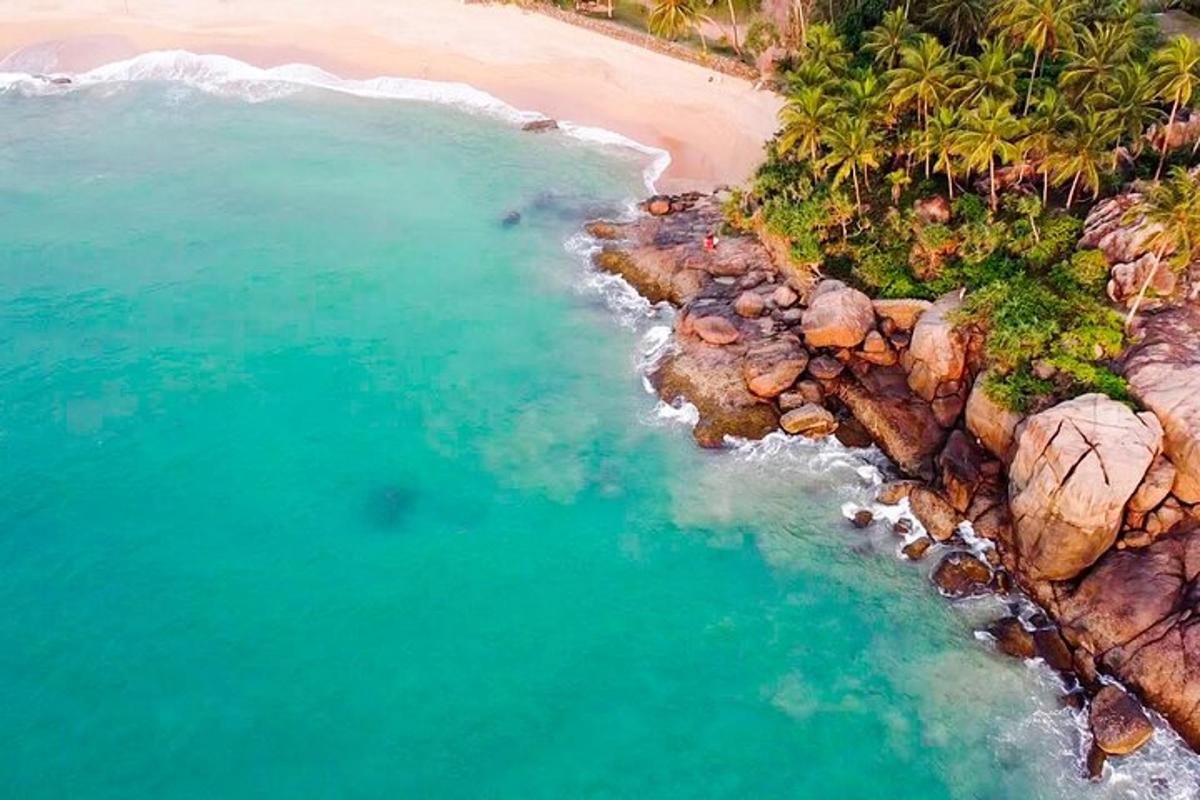una vista aerea di una spiaggia con l'oceano