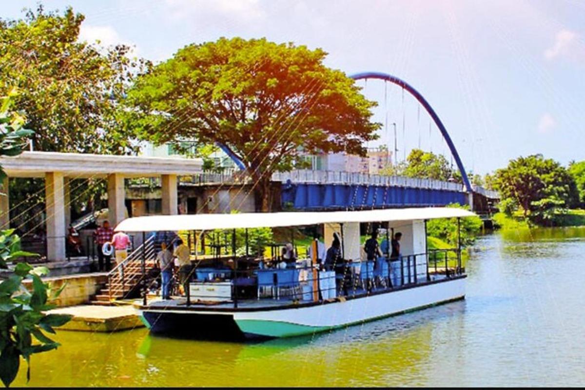 เรือท่องเที่ยวบนแม่น้ำที่มีสะพาน