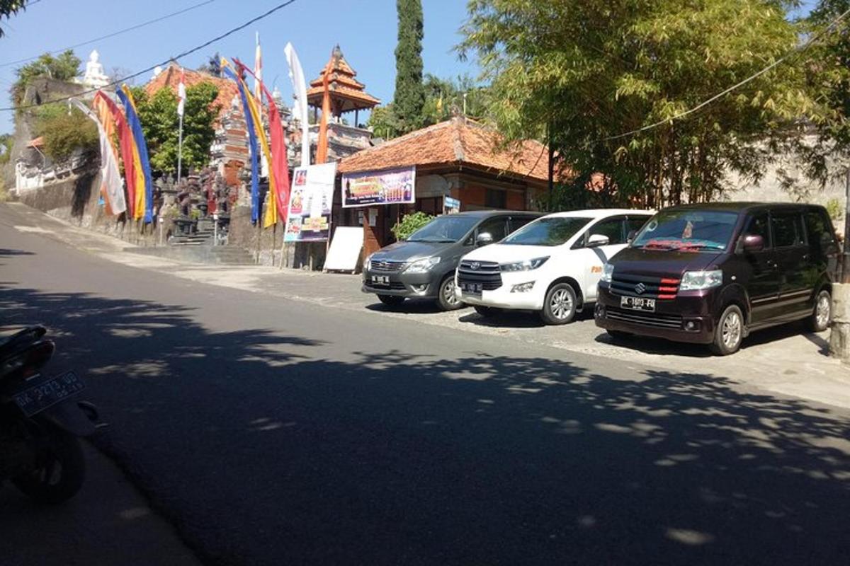 un gruppo di auto parcheggiate sul ciglio di una strada
