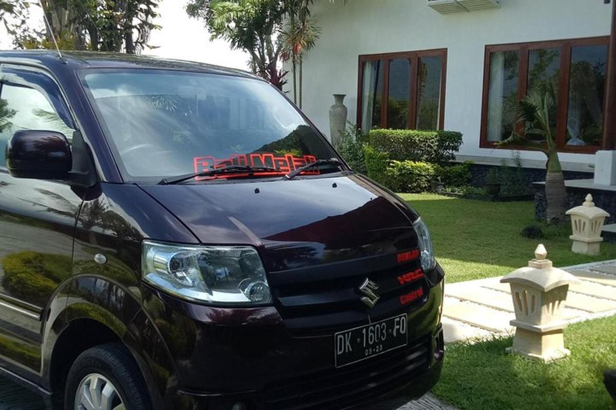 černé SUV zaparkované před domem